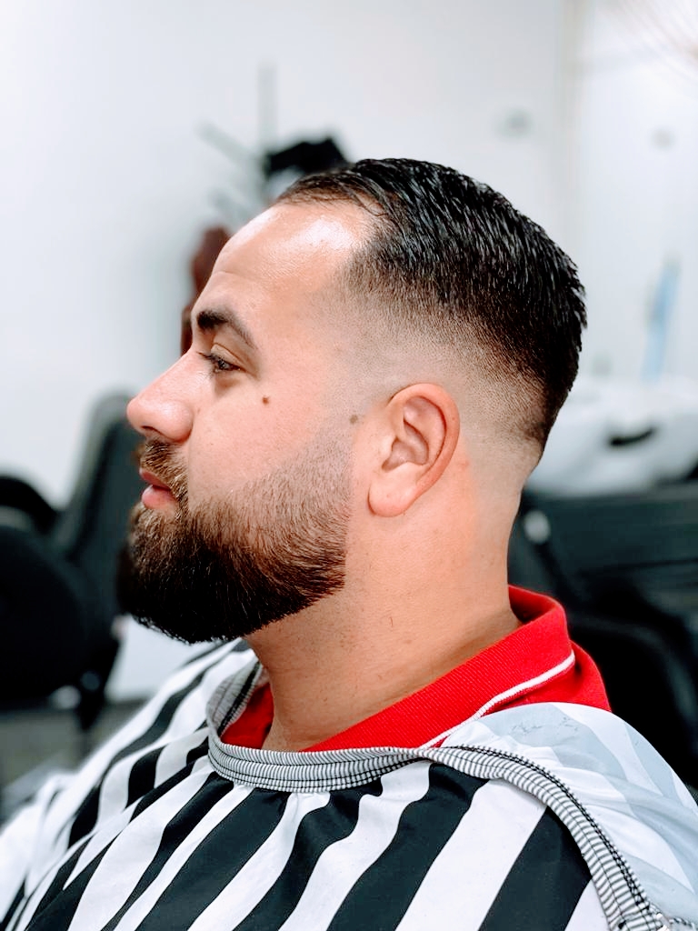 Man met een fade die overloopt in een volle baard